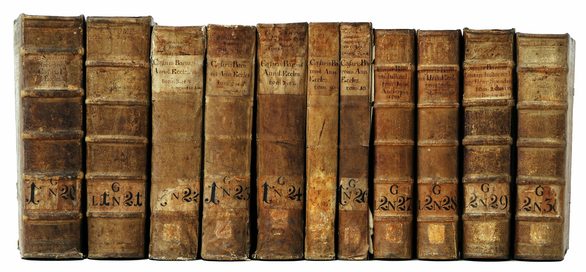 Blick auf die Buchrücken von Cesare Baronio, Annales ecclesiastici... Exemplare aus Mainzer Karmelitenprovenienz