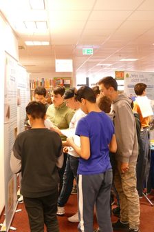Das Bild zeigt Schüler beim Besuch der Ausstellung