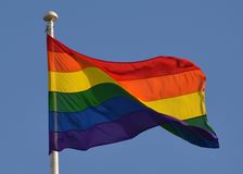 Das Bild zeigt eine Regenbogenflagge