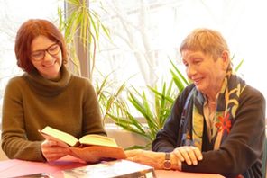 Das Bild zeigt zwei Frauen beim Lesen © Öffentliche Bücherei Mainz