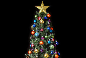 Das Bild zeigt einen reich geschmückten Weihnachtsbaum © Wikimedia, Public Domain