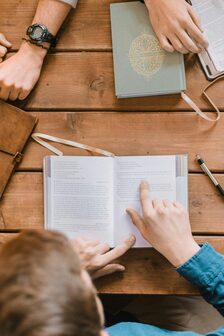 Tisch mit lesenden Menschen