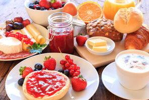 Ein Frühstückstisch mit Brötchen und Marmelade © juefraphoto