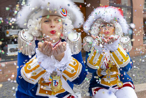 Gardistinnen werfen Konfetti &copy; Martina Pipprich