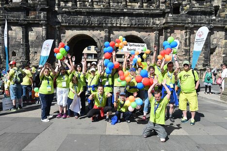 Eine Gruppe von Menschen mit Luftballons.