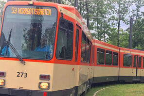 Eine alte Straßenbahn fährt durch Mainz. © Herrgottsgarten