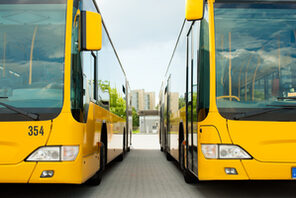 Zwei gelbe Busse © Fotolia