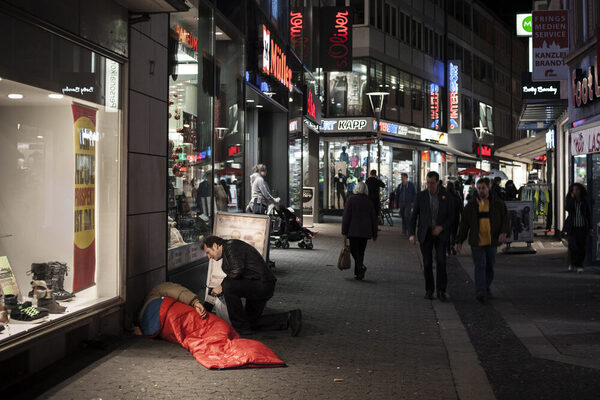Fußgängerzone nachts © Andreas Reeg/Armut und Gesundheit in Deutschland e.V.