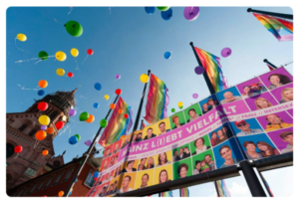 Bunte Luftballons steigen hoch "Mainz liebt Vielfalt" © Rainbow Cities Network