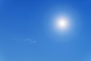 Wolkenloser Himmerl mit Sonne © AdobeStock jplenio