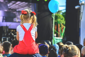 Ein Kind, das ein Fest besucht © Adobestock dizfoto