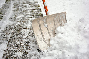 Schneeschippe mit Schnee &copy; Daniel Strautmann_stock.adobe.com
