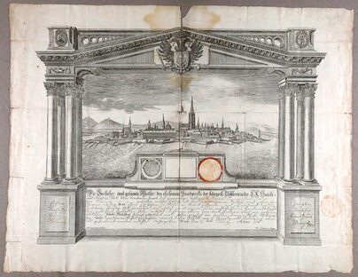 Vergilbtes Papier mit Aufdruck von Stadtansicht in barockem Rahmen