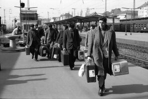 Männer mit Koffern kommen am Mainzer Hauptbahnhof an. © Stadtarchiv Mainz