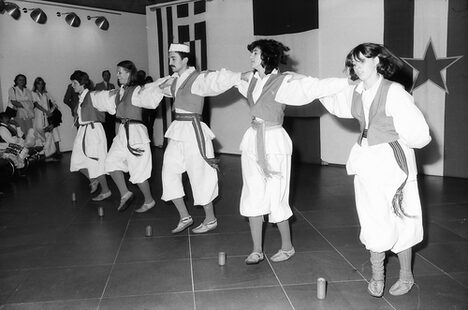Tanzende Menschen in traditioneller Tracht