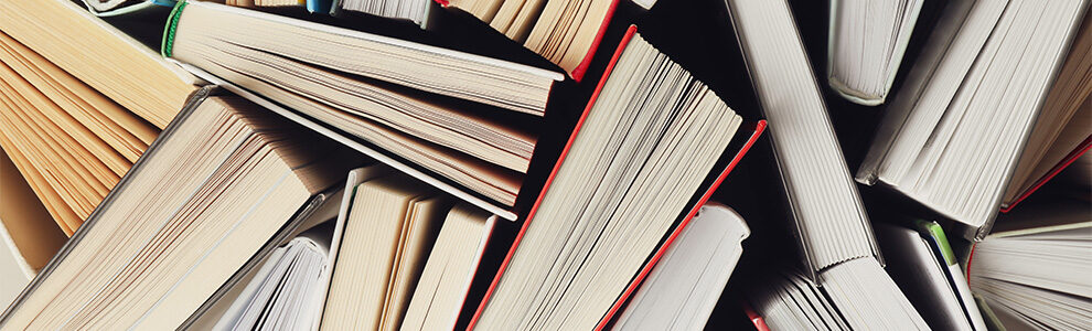 Aufgestellte Bücher von oben fotografiert