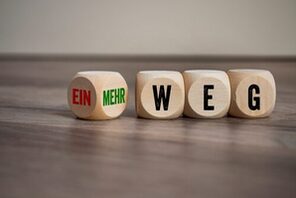 Würfel mit Buchstaben für Ein- und Mehrweg © AdobeStock_Stockwerk-Fotodesign