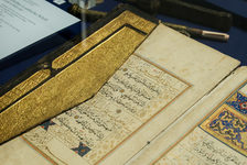 Bildergalerie Gutenberg-Museum "Ostasien Islam"  Dreißigster Teil (Djuz) des Korantextes als Tageslesung. Flächenvergoldeter Ledereinband mit Klappe, 16. Jahrhundert.