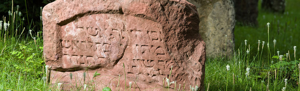 Alter Grabstein mit hebräischer Schrift