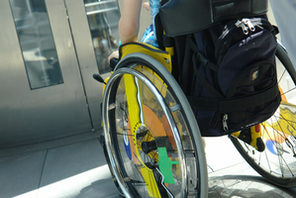Rollstuhlfahrer vor verschlossener Tür © Ilan Amith - Fotolia