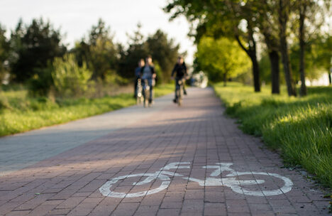 Ein Fahrradweg mit heranfahrenden Fahrradfahrer:innen