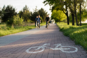 Ein Fahrradweg mit heranfahrenden Fahrradfahrer:innen © AdobeStock Piotr