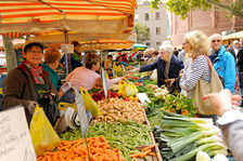 Kunden beim Einkauf am Gemüsestand