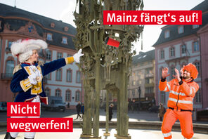 Eine Gardistin wirft einem Müllwerker einen roten Papp-Kaffeebecher zu &copy; Landeshauptstadt Mainz/dreivorzwölf Marketing, Foto: Carsten Costard