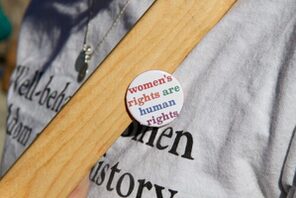 Button Womans rights are human rights © Pixabay/Carrie Z