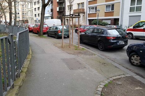 parkende Autos auf der Straße