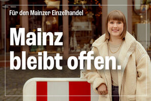Schrift: Mainz bleibt offen, dazu eine Junge Frau an einer Baustellenbarke &copy; Landeshauptstadt Mainz; Fotografie: Linda Deutsch; Konzept & Design: Designagentur honey-studio